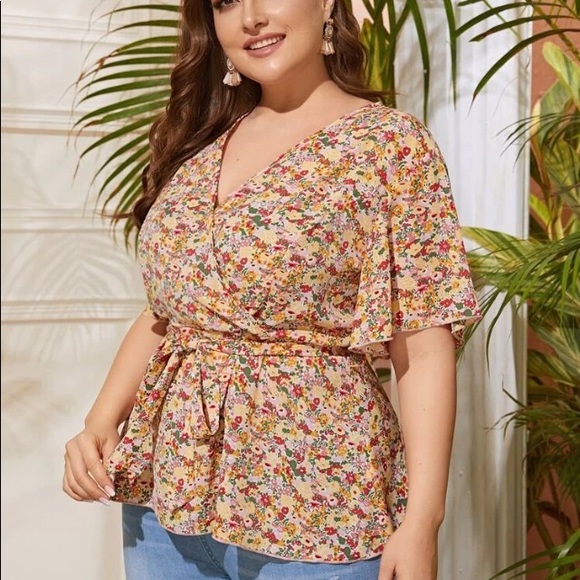 ✨PLUS Ditsy Floral Print V-Neck Belted Peplum Top - Picture 4 of 5